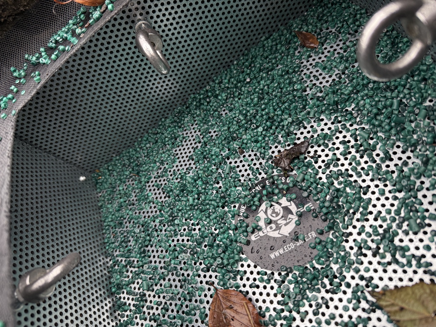 Microplastiques capturés par un filtre Eco Safe