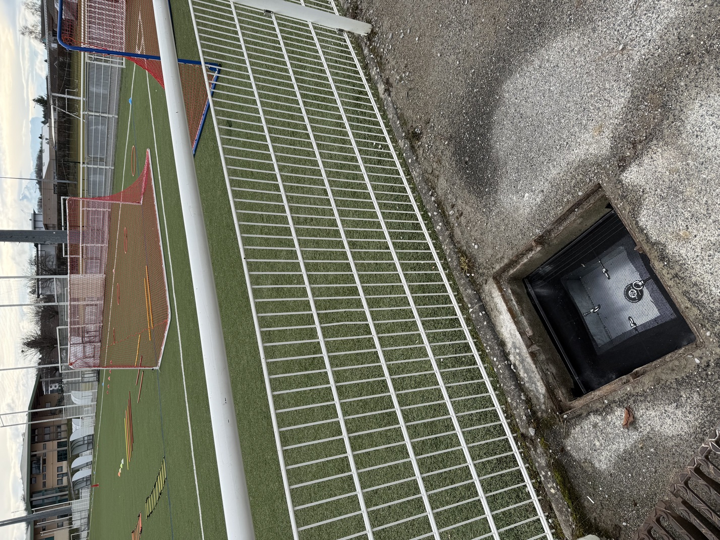 Grille de filtration installée autour d'un stade de football
