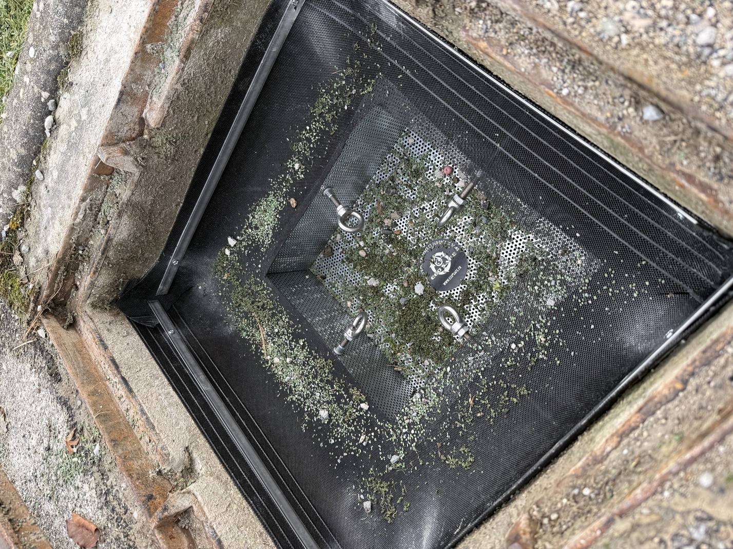 Pose du filtre Eco Safe sur grille de stade