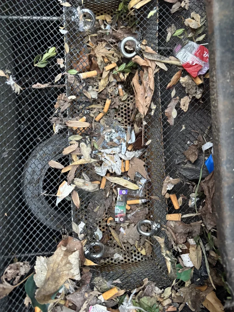 Avaloir pollué par des mégots