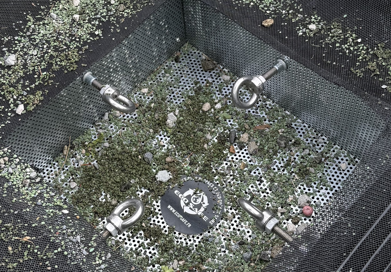 Détail grille de filtration sur terrain de sport